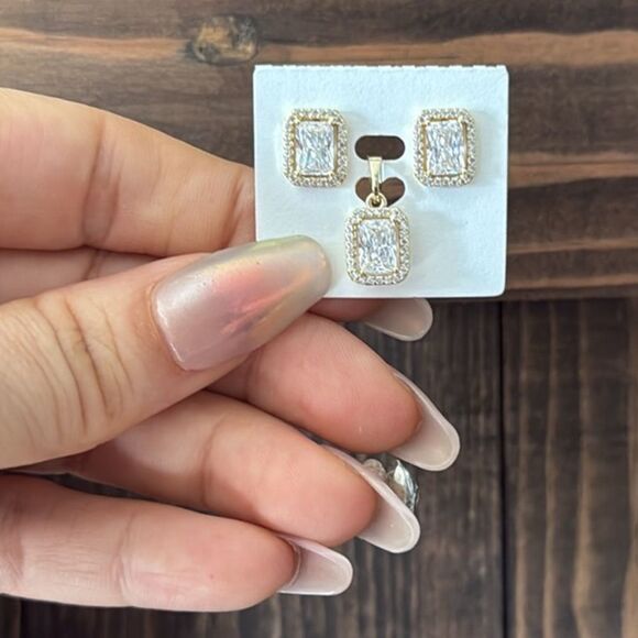 14K Gold Plated Elegant Gold Pendant Necklace and Earring Set - Picture 4 of 8